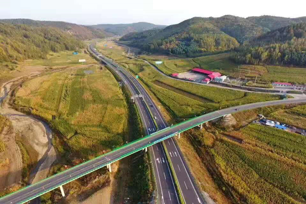 鹤大高速公路小沟岭至大